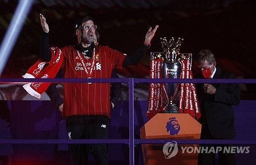 위르겐 클롭 리버풀 감독이 올여름 물러나기로 한 가운데 디 애슬레틱과 데일리 메일에서 토트넘을 이끄는 안지 포스테코글루 감독을 토마스 프랭크 브렌트퍼드 감독, 로베르토 데 체르비 브라이턴 감독과 함께 후계자 중 한 명으로 꼽았다. 포스테코글루 감독은 얼마 전 맨체스터 유나이티드 감독 후보로도 이름을 올렸다. 연합뉴스