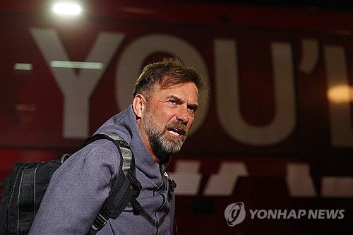 리버풀의 위르겐 클롭 감독이 26일 이번 시즌을 끝으로 리버풀을 떠나기로 결정했다는 소식을 전했다. 클롭 감독은 8년 반 동안 리버풀을 지휘하며 프리미어리그, UEFA 챔피언스리그 우승 등을 차지해 구단의 역사를 새로 작성한 명장이다. 사진 연합뉴스