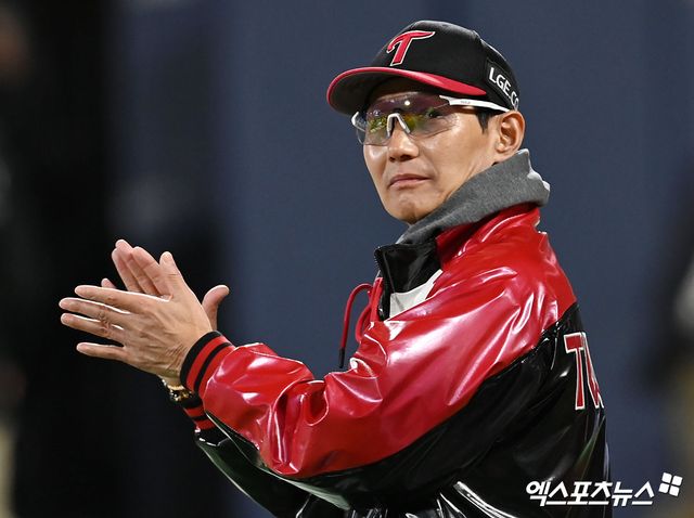 10일 오후 수원KT위즈파크에서 열린 2023 신한은행 SOL KBO리그 포스트시즌 LG 트윈스와 KT 위즈의 한국시리즈 3차전 경기, LG가 오지환의 역전 스리런 홈런에 힘입어 KT에게 8:7의 스코어로 승리하며 시리즈 전적 2승1패를 만들었다. 이날 경기에서 승리한 LG 염경엽 감독이 박수를 치고 있다. 엑스포츠뉴스 DB.