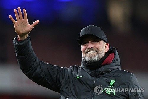 리버풀의 위르겐 클롭 감독이 26일 이번 시즌을 끝으로 리버풀을 떠나기로 결정했다는 소식을 전했다. 클롭 감독은 8년 반 동안 리버풀을 지휘하며 프리미어리그, UEFA 챔피언스리그 우승 등을 차지해 구단의 역사를 새로 작성한 명장이다. 사진 연합뉴스