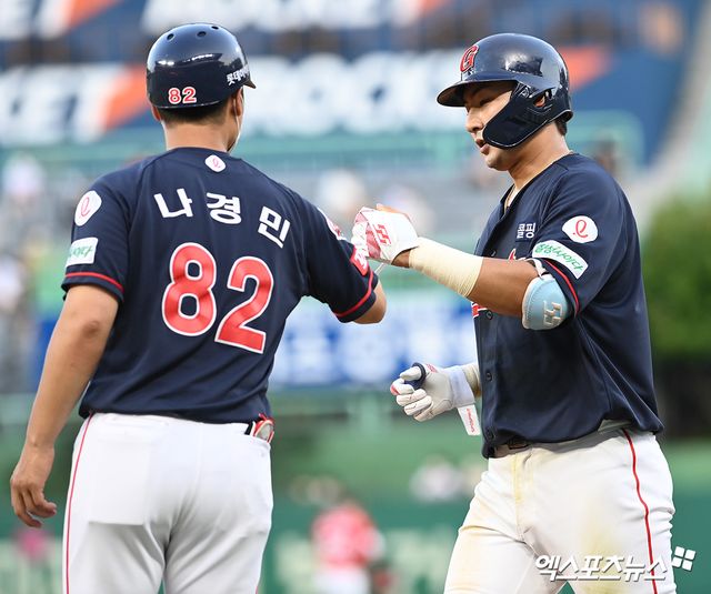 2일 오후 인천 SSG랜더스필드에서 열린 2021 신한은행 SOL KBO리그 롯데 자이언츠와 SSG 랜더스의 경기, 3회초 롯데 김민수가 내야안타를 치고 나경민 코치와 세리머니를 하고 있다. 엑스포츠뉴스 DB.