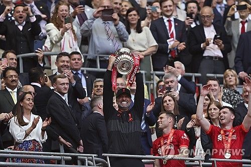 리버풀의 위르겐 클롭 감독이 26일 이번 시즌을 끝으로 리버풀을 떠나기로 결정했다는 소식을 전했다. 클롭 감독은 8년 반 동안 리버풀을 지휘하며 프리미어리그, UEFA 챔피언스리그 우승 등을 차지해 구단의 역사를 새로 작성한 명장이다. 사진 연합뉴스