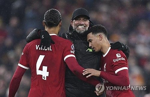 리버풀의 위르겐 클롭 감독이 26일 이번 시즌을 끝으로 리버풀을 떠나기로 결정했다는 소식을 전했다. 클롭 감독은 8년 반 동안 리버풀을 지휘하며 프리미어리그, UEFA 챔피언스리그 우승 등을 차지해 구단의 역사를 새로 작성한 명장이다. 사진 연합뉴스