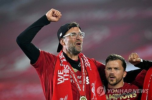 위르겐 클롭 리버풀 감독이 올여름 물러나기로 한 가운데 디 애슬레틱과 데일리 메일에서 토트넘을 이끄는 안지 포스테코글루 감독을 토마스 프랭크 브렌트퍼드 감독, 로베르토 데 체르비 브라이턴 감독과 함께 후계자 중 한 명으로 꼽았다. 포스테코글루 감독은 얼마 전 맨체스터 유나이티드 감독 후보로도 이름을 올렸다. 연합뉴스