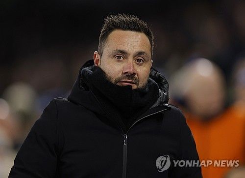 리버풀의 위르겐 클롭 감독이 26일 이번 시즌을 끝으로 리버풀을 떠나기로 결정했다는 소식을 전했다. 클롭 감독의 후임으로 거론되고 있는 브라이턴의 데 제르비 감독. 사진 연합뉴스