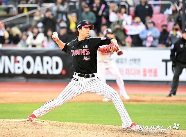 11일 오후 수원KT위즈파크에서 열린 2023 신한은행 SOL KBO 포스트시즌 LG 트윈스와 KT 위즈의 한국시리즈 4차전 경기, 7회말 LG 이정용이 공을 힘차게 던지고 있다. 엑스포츠뉴스 DB.