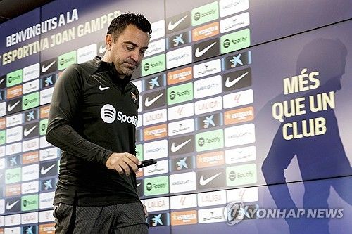 사비 에르난데스 감독이 사임 의사를 표한 뒤 충격에 빠진 바르셀로나 선수들이 눈물을 보인 것으로 알려졌다. 사진 연합뉴스