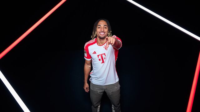 갈라타사라이 풀백 샤사 보이가 바이에른 뮌헨 입단을 확정지었다. 뮌헨 오피셜을 찍으며 포즈를 취하고 있는 보이. 바이에른 뮌헨