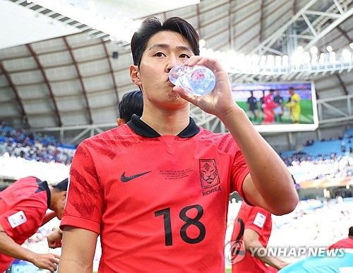 25일(현지시간) 카타르 알와크라 알자누브 스타디움 열린 2023 아시아축구연맹(AFC) 아시안컵 조별리그 E조 최종전 한국과 말레이시아의 경기. 이강인이 경기 시작 전 물을 마시고 있다. 연합뉴스