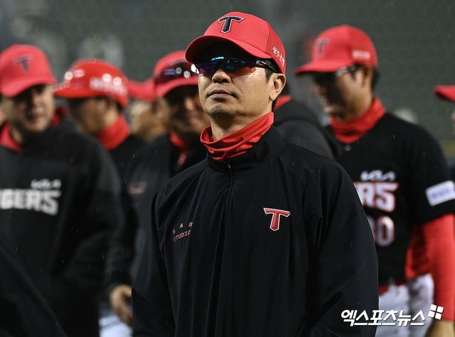 28일 오후 서울 송파구 잠실야구장에서 열린 2023 신한은행 SOL KBO리그 KIA 타이거즈와 LG 트윈스의 경기, KIA가 연장 접전 끝에 LG에 4-3으로 승리했다. 이날 경기에서 승리한 KIA 김종국 감독이 그라운드를 빠져나가고 있다. 엑스포츠뉴스 DB.