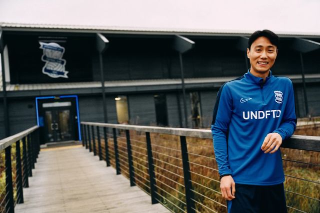 잉글랜드 챔피언십 버밍엄 시티가 30일 전북현대와 계약이 만료된 백승호와 2026년 6월까지 계약을 맺었다. 버밍엄 선수가 된 백승호가 난간에 기대고 있다. 버밍엄 홈페이지