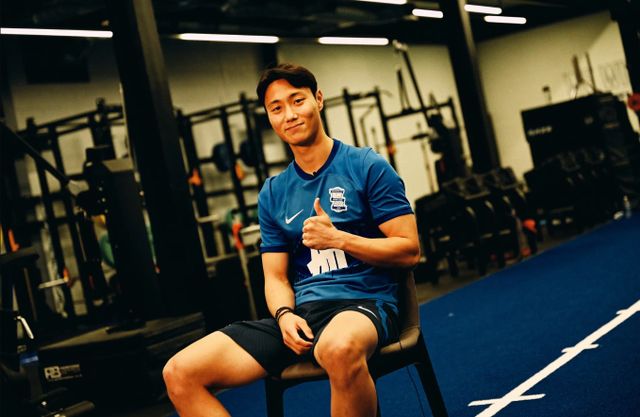 잉글랜드 챔피언십 버밍엄 시티가 30일 전북현대와 계약이 만료된 백승호와 2026년 6월까지 계약을 맺었다. 버밍엄 선수가 된 백승호가 의자에 앉아 엄지를 치켜 세우고 있다. 버밍엄 홈페이지