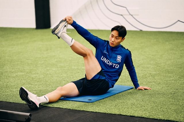 잉글랜드 챔피언십 버밍엄 시티가 30일 전북현대와 계약이 만료된 백승호와 2026년 6월까지 계약을 맺었다. 버밍엄 선수가 된 백승호가 스트레칭을 하고 있다. 버밍엄 홈페이지