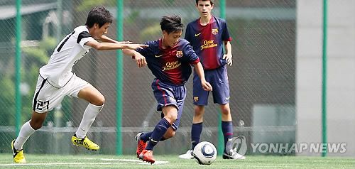 스페인 FC바르셀로나에서 훈육을 받는 축구 신동 백승호가 1일 오전 서울 송파구 보인고 운동장에서 열린 스페인 바르셀로나 15세 이하 유소년팀과 한국 보인 중고교 선발팀의 친선경기에 출전해 드리블하고 있다. 연합뉴스