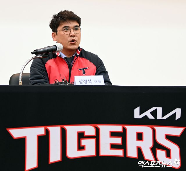 6일 오후 광주광역시 서구 기아 오토랜드 광주 대강당에서 열린 KIA 타이거즈 김종국 감독 취임식 기자간담회에 참석한 KIA 장정석 단장이 취재진의 질문에 답하고 있다. 엑스포츠뉴스 DB.
