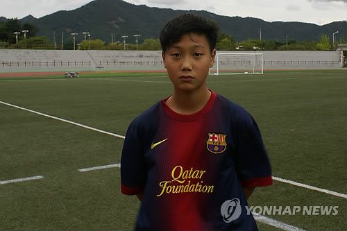  스페인 프로축구 바르셀로나 유소년 팀에서 뛰는 미드필더 백승호(15)가 국내 대회에서 첫 선을 보였다. 백승호는 27일 전남 강진 축구전용경기장에서 열린 중등연맹 선발팀과의 제7회 한국중등축구연맹회장배 국제축구대회에서 결승골을 터뜨려 바르셀로나의 2-0 승리를 이끌었다. 그는 성인팀의 포메이션을 유소년 팀에 고스란히 이식하는 바르셀로나의 훈육법에 따라 안드레스 이니에스타의 포지션을 소화했으며 이니에스타와 같은 선수가 되겠다는 꿈을 밝혔다. 연합뉴스