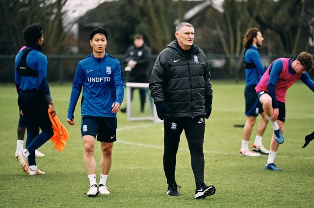 잉글랜드 챔피언십 버밍엄 시티가 30일 전북현대와 계약이 만료된 백승호와 2026년 6월까지 계약을 맺었다. 버밍엄 선수가 된 백승호가 토니 모브레이 감독과 함께 훈련장을 돌고 있다. 버밍엄 홈페이지