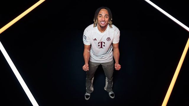 갈라타사라이 풀백 샤사 보이가 바이에른 뮌헨 입단을 확정지었다. 뮌헨 오피셜을 찍으며 포즈를 취하고 있는 보이. 바이에른 뮌헨