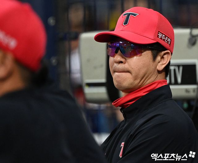 15일 오후 서울 구로구 고척스카이돔에서 열린 2023 신한은행 SOL KBO리그 KIA 타이거즈와 키움 히어로즈의 경기, KIA 김종국 감독이 경기를 지켜보고 있다. 엑스포츠뉴스 DB.