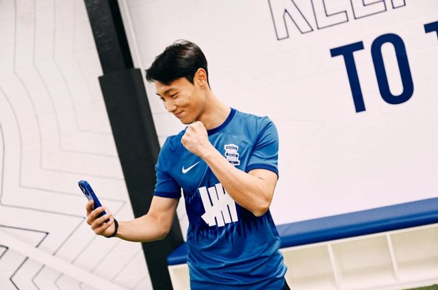 잉글랜드 챔피언십 버밍엄 시티가 30일 전북현대와 계약이 만료된 백승호와 2026년 6월까지 계약을 맺었다. 버밍엄 선수가 된 백승호가 휴대폰을 바라보고 있다. 버밍엄 홈페이지