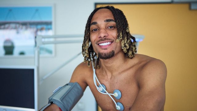 갈라타사라이 풀백 샤사 보이가 바이에른 뮌헨 입단을 확정지었다. 뮌헨 오피셜을 찍으며 포즈를 취하고 있는 보이. 바이에른 뮌헨