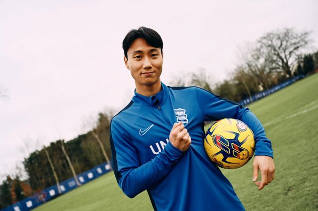 잉글랜드 챔피언십 버밍엄 시티가 30일 전북현대와 계약이 만료된 백승호와 2026년 6월까지 계약을 맺었다. 버밍엄 선수가 된 백승호가 사진 촬영을 위해 자세를 취하고 있다. 버밍엄 홈페이지