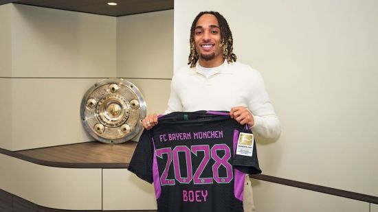 갈라타사라이 풀백 샤사 보이가 바이에른 뮌헨 입단을 확정지었다. 뮌헨 오피셜을 찍으며 포즈를 취하고 있는 보이. 바이에른 뮌헨