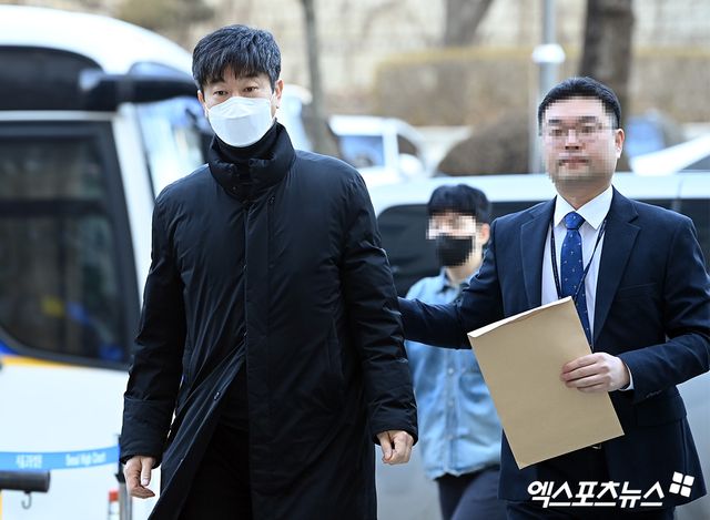 금품수수 혐의로 구속영장이 청구된 김종국 전 KIA 타이거즈 감독이 30일 영장실질심사를 받기 위해 서울중앙지법에 출석했다. 고아라 기자