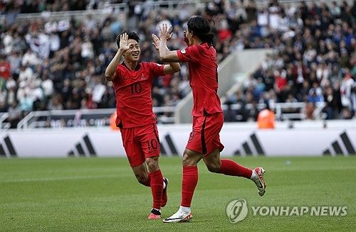 조규성이 지난해 9월 영국 뉴캐슬 세인트 제임스파크에서 열린 한국-사우디아라비아 평가전에서 득점 뒤 손흥민과 세리머니하고 있다. 연합뉴스