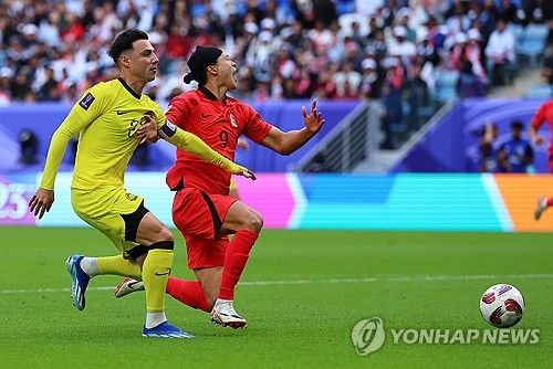 조규성이 25일(현지시간) 카타르 알와크라 알자누브 스타디움 열린 2023 아시아축구연맹(AFC) 아시안컵 조별리그 E조 최종전 한국-말레이시아 맞대결에서 상대 수비수 디온 쿨스에게 태클을 당하고 있다. 조규성은 이번 대회 조별리그 3경기에서 연달아 선발 원톱으로 나섰으나 득점이 없다. 연합뉴스