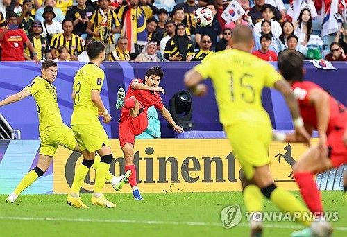 25일(현지시간) 카타르 알와크라 알자누브 스타디움 열린 2023 아시아축구연맹(AFC) 아시안컵 조별리그 E조 최종전 한국과 말레이시아의 경기. 이강인이 크로스를 올리고 있다. 연합뉴스