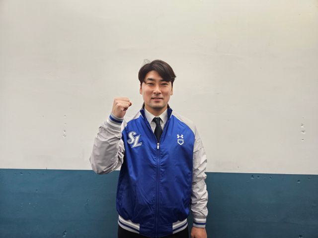 우완투수 임창민이 삼성 라이온즈와 FA 계약을 체결한 뒤 기념촬영을 하고 있다. 임창민은 지난 시즌 종료 후 키움 히어로즈를 떠나 삼성으로 둥지를 옮겼다. 30일 인천국제공항을 통해 스프링캠프지인 일본 오키나와로 출국했다. 삼성 라이온즈 제공