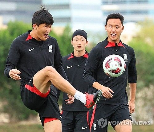 2023 아시아축구연맹(AFC) 아시안컵 사우디아라비아와의 16강전을 하루 앞둔 29일(현지시간) 카타르 도하 알에글라 훈련장에서 대한민국 축구대표팀 김민재, 조규성, 정승현이 패스 훈련을 하고 있다. 조규성은 이번 대회 조별리그 3경기에서 연달아 선발 원톱으로 나섰으나 득점이 없다. 연합뉴스