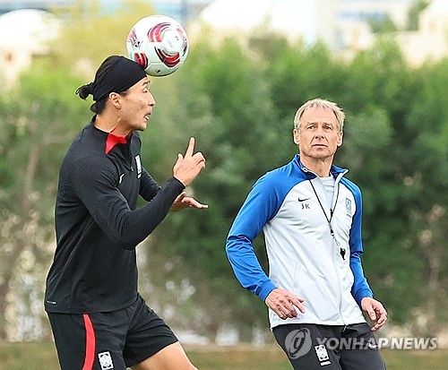 2023 아시아축구연맹(AFC) 아시안컵 사우디아라비아와의 16강전을 하루 앞둔 29일(현지시간) 카타르 도하 알에글라 훈련장에서 대한민국 축구대표팀 위르겐 클린스만 감독이 훈련하는 조규성을 바라보고 있다. 조규성은 이번 대회 조별리그 3경기에서 연달아 선발 원톱으로 나섰으나 득점이 없다. 연합뉴스
