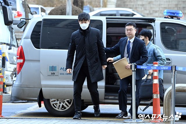 금품수수 혐의로 구속영장이 청구된 김종국 전 KIA 타이거즈 감독이 30일 영장실질심사를 받기 위해 서울중앙지법에 출석했다. 고아라 기자