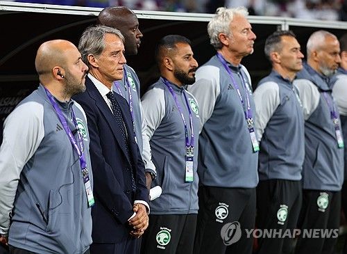 16일(현지시간) 카타르 도하 칼리파 인터내셔널 스타디움에서 2023 아시아축구연맹(AFC) 아시안컵 조별리그 F조 사우디아라비아 대 오만의 경기. 사우디 로베르토 만치니 감독과 코치진이 경기 시작을 기다리고 있다. 연합뉴스