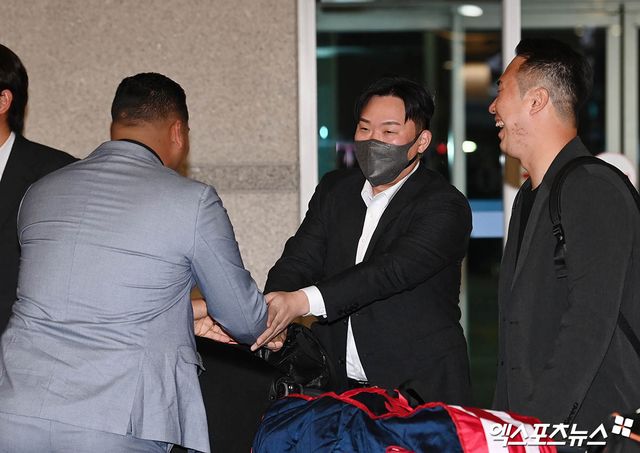 한화 이글스가 2024 스프링캠프를 위해 30일 오전 인천국제공항을 통해 호주 멜버른으로 출국했다. 한화 산체스와 안치홍이 인사를 나누고 있다. 인천공항, 박지영 기자.