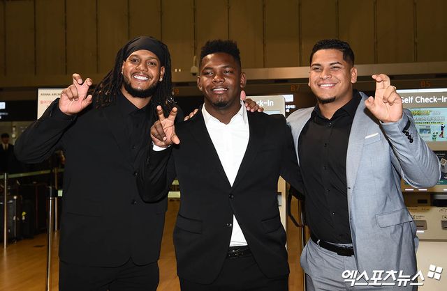 한화 이글스가 2024 스프링캠프를 위해 30일 오전 인천국제공항을 통해 호주 멜버른으로 출국했다. 한화 외국인 선수 페냐, 페라자, 산체스가 포즈를 취하고 있다. 인천공항, 박지영 기자.