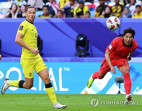 25일(현지시간) 카타르 알와크라 알자누브 스타디움 열린 2023 아시아축구연맹(AFC) 아시안컵 조별리그 E조 최종전 한국과 말레이시아의 경기. 설영우가 크로스를 시도하고 있다. 연합뉴스