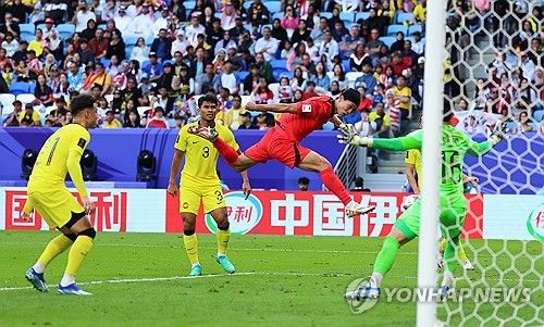 조규성이 25일(현지시간) 카타르 알와크라 알자누브 스타디움 열린 2023 아시아축구연맹(AFC) 아시안컵 조별리그 E조 최종전 한국과 말레이시아의 경기에서 전반 헤더슛을 시도했으나 상대 골키퍼 다리에 맞고 있다. 조규성은 이번 대회 조별리그 3경기에서 연달아 선발 원톱으로 나섰으나 득점이 없다. 연합뉴스