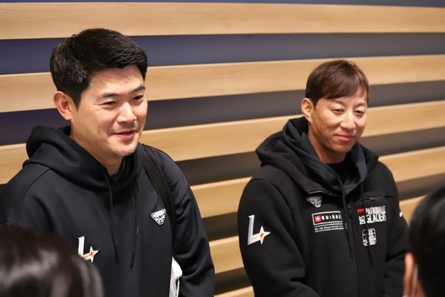 30일 인천국제공항 제2여객터미널에서 취재진과 인터뷰를 진행 중인 SSG 투수 노경은과 고효준. SSG 랜더스 제공