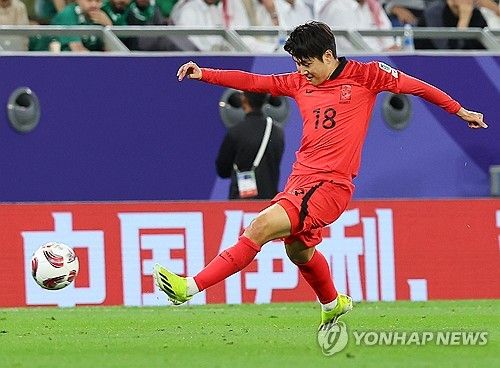 30일(현지시간) 카타르 알라이얀에서 에듀케이션 시티 스타디움에서 열린 2023 아시아축구연맹(AFC) 아시안컵 16강전 한국과 사우디아라비아의 경기. 이강인이 아웃프런트킥으로 전방패스를 시도하고 있다. 연합뉴스