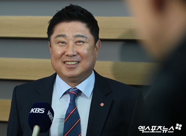 김태형 롯데 자이언츠 감독이 31일 인천국제공항을 통해 팀의 2024 시즌 1차 스프링캠프가 진행되는 괌으로 출국했다. 고아라 기자 