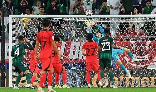 30일(현지시간) 카타르 알라이얀 에듀케이션 시티 스타디움에서 열린 2023 아시아축구연맹(AFC) 아시안컵 16강전 한국과 사우디아라비아의 경기. 조현우가 사우디 살렘 알다우사리의 헤더를 막아내고 있다. 연합뉴스