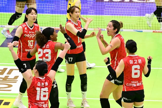 31일 현대건설전에 나선 여자프로배구 페퍼저축은행 선수들. 페퍼저축은행은 이날 패배로 팀 창단 후 최다인 18연패에 빠졌다. KOVO 제공