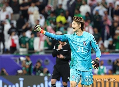 30일(현지시간) 카타르 알라이얀 에듀케이션 시티 스타디움에서 열린 2023 아시아축구연맹(AFC) 아시안컵 16강전 한국과 사우디아라비아의 경기. 한국 조현우가 사우디의 슛을 막아내며 주먹을 불끈 쥐어 보이고 있다. 연합뉴스