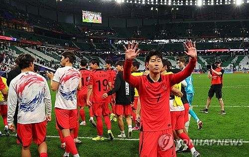 30일(현지시간) 카타르 알라이얀 에듀케이션 시티 스타디움에서 열린 2023 아시아축구연맹(AFC) 아시안컵 16강전 한국과 사우디아라비아의 경기가 끝난 뒤 손흥민이 팬들에게 인사하고 있다. 한국은 이날 조규성의 극적인 동점골과 조현우의 승부차기 선방에 힘입어 8강진출에 성공했다. 연합뉴스
