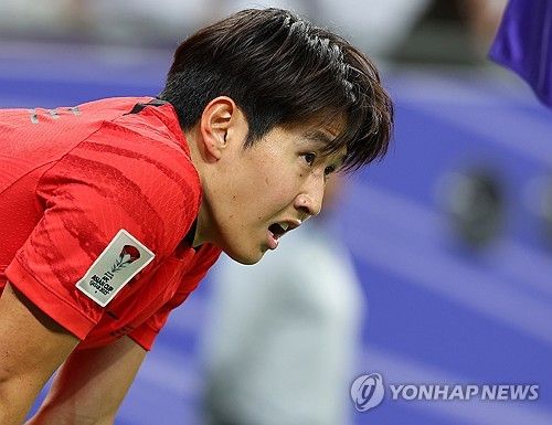 30일(현지시간) 카타르 알라이얀 에듀케이션 시티 스타디움에서 열린 2023 아시아축구연맹(AFC) 아시안컵 16강전 한국과 사우디아라비아의 경기. 이강인이 코너킥을 준비하며 숨을 고르고 있다. 연합뉴스