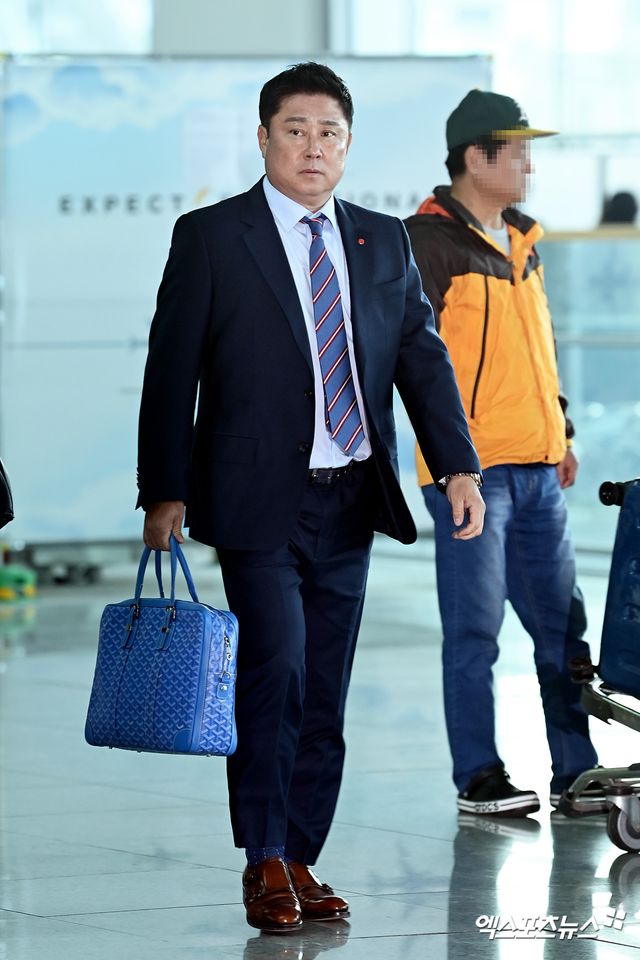 김태형 롯데 자이언츠 감독이 31일 인천국제공항을 통해 팀의 2024 시즌 1차 스프링캠프가 진행되는 괌으로 출국했다. 고아라 기자 