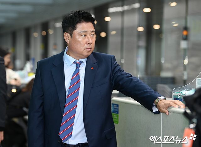 김태형 롯데 자이언츠 감독이 31일 인천국제공항을 통해 팀의 2024 시즌 1차 스프링캠프가 진행되는 괌으로 출국했다. 고아라 기자 